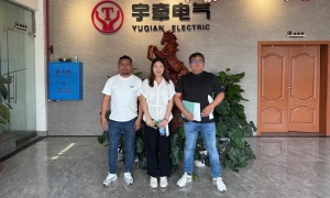 炎炎夏日，國外客戶上門采購遠(yuǎn)程遙控型5噸鋰電池電機(jī)車